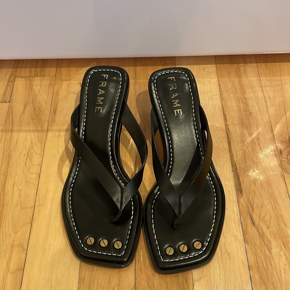 Frame Heeled Carbon leather sandal